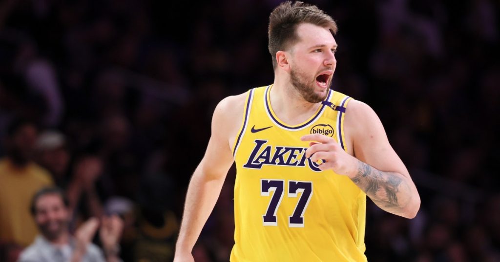 “多西31分，湖人平NBA季后赛首轮”